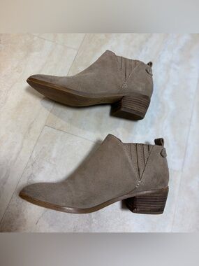 MARC FISHER Women's Pointy Toe Suede Ankle Bootie (8M)